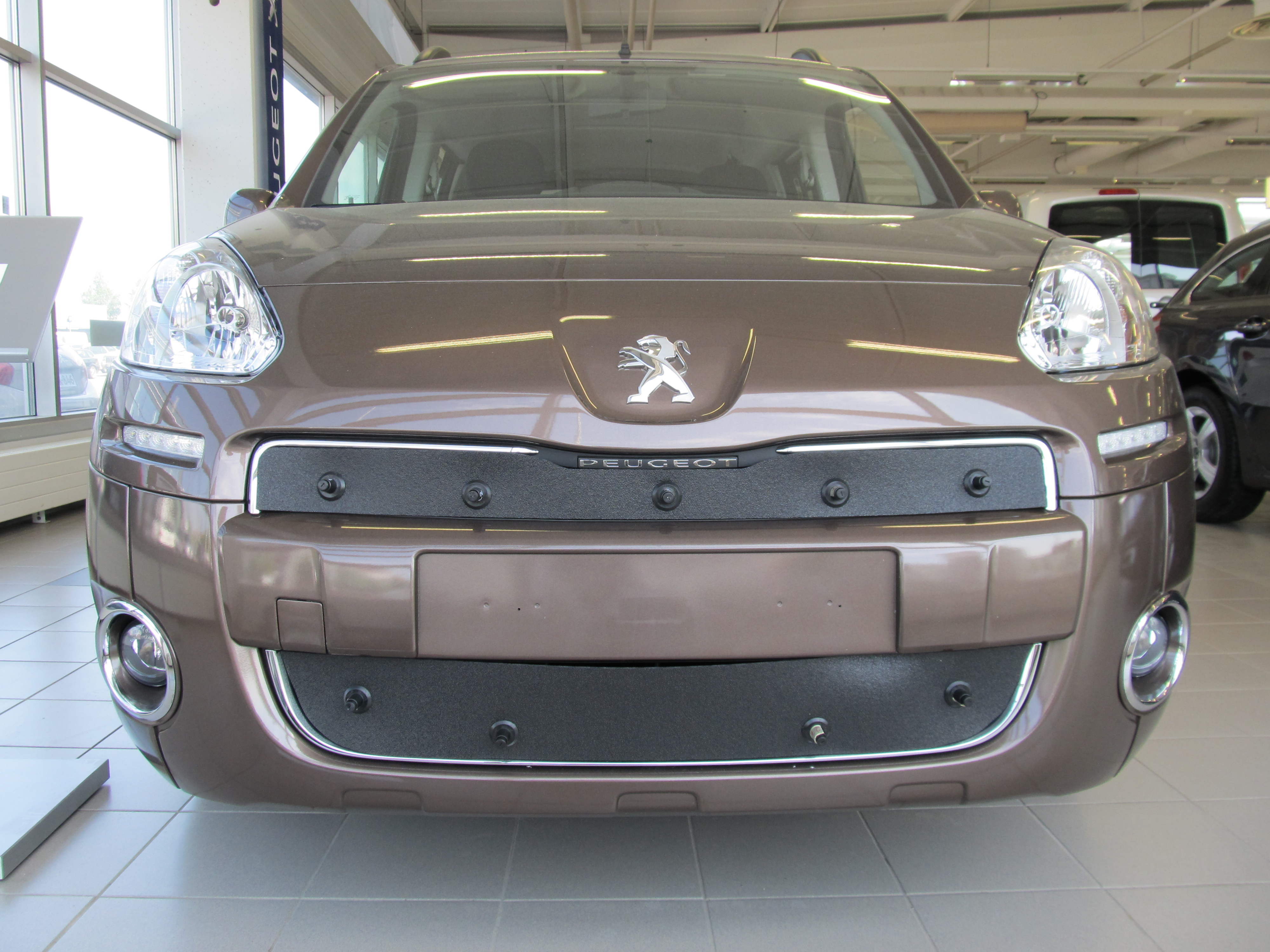 Maskisuoja Peugeot Partner / Teepee 2013-2015