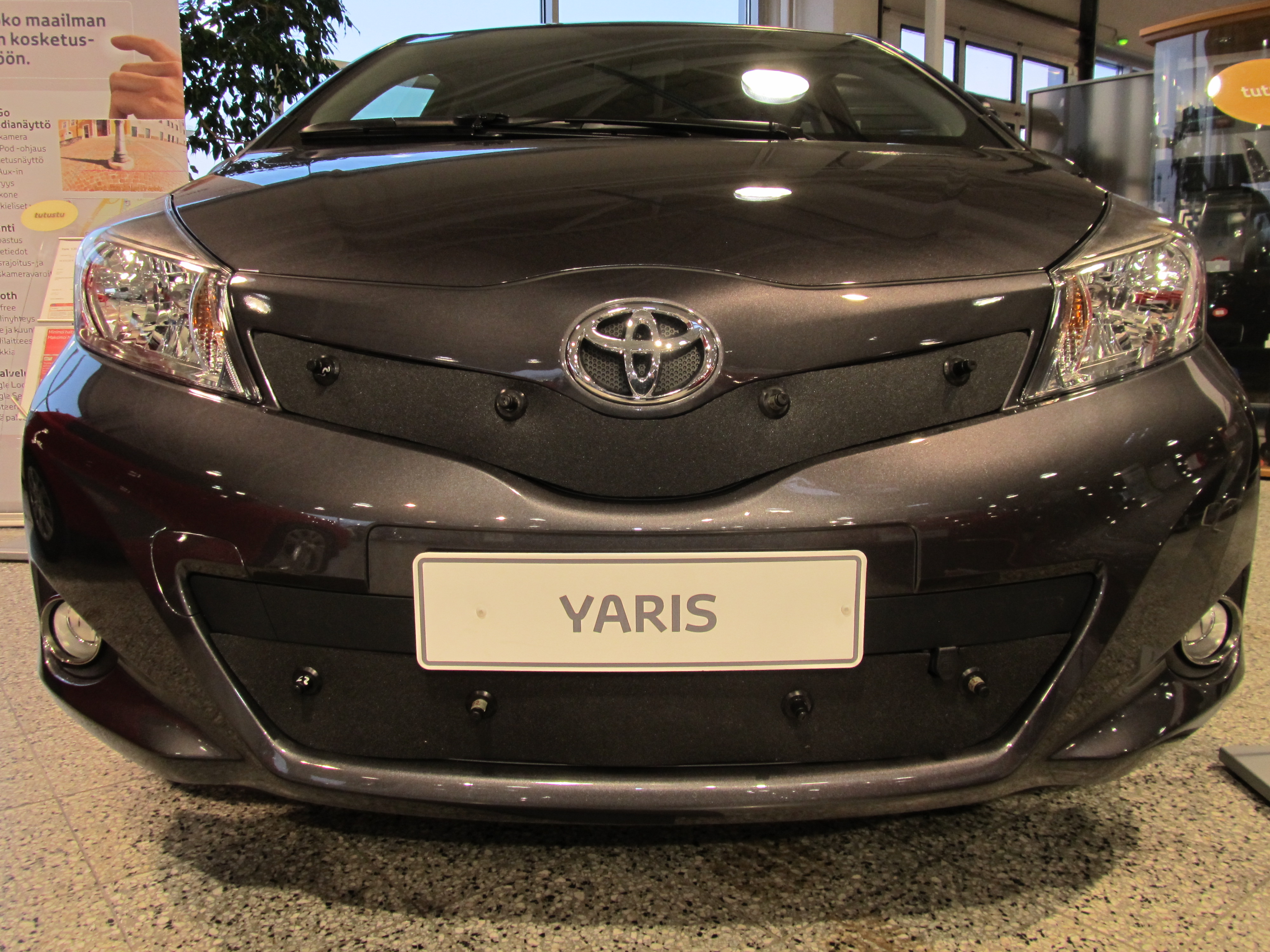 Maskisuoja Toyota Yaris 2012-2014