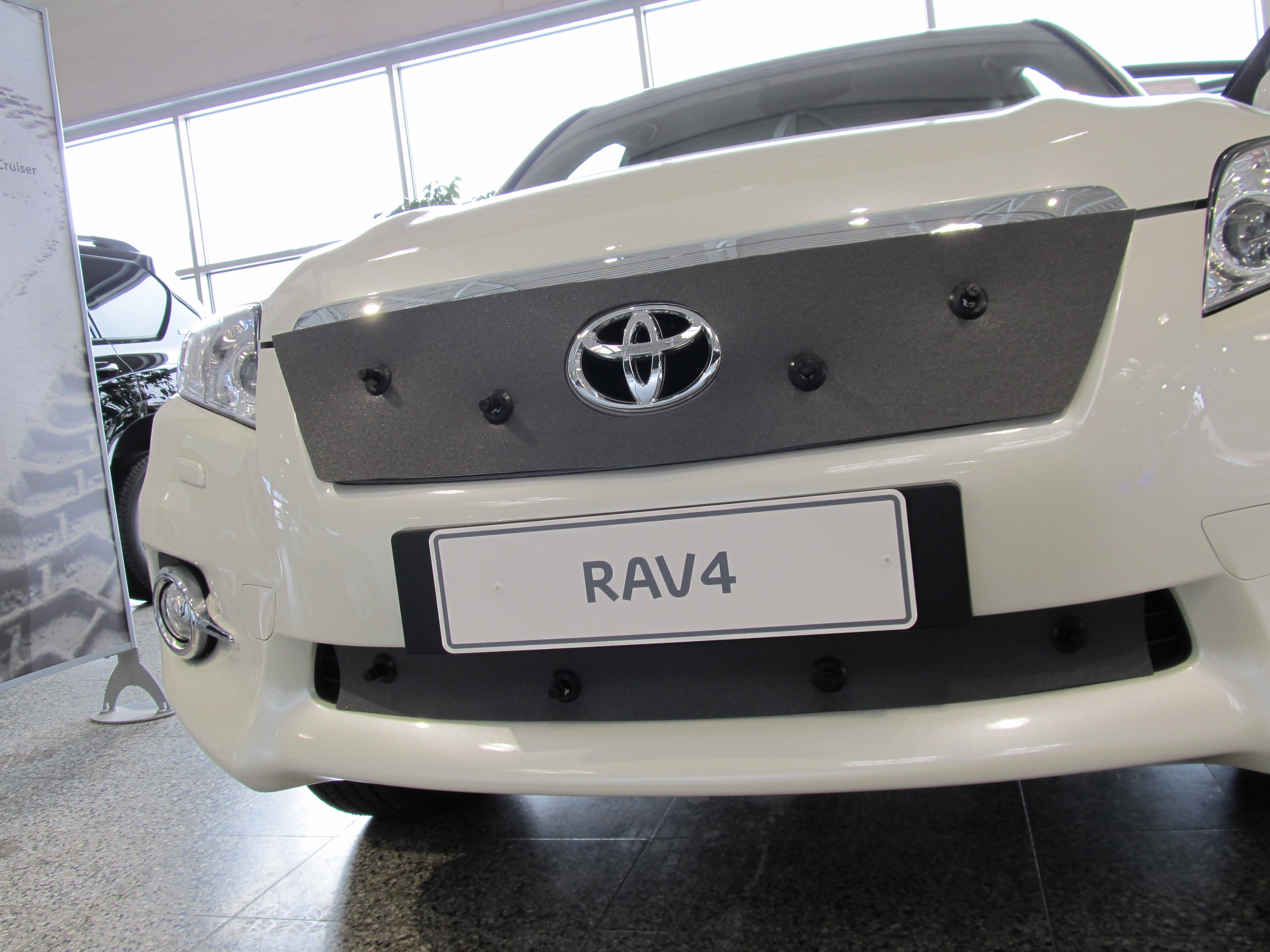 Maskisuoja Toyota Rav4 2011-2013