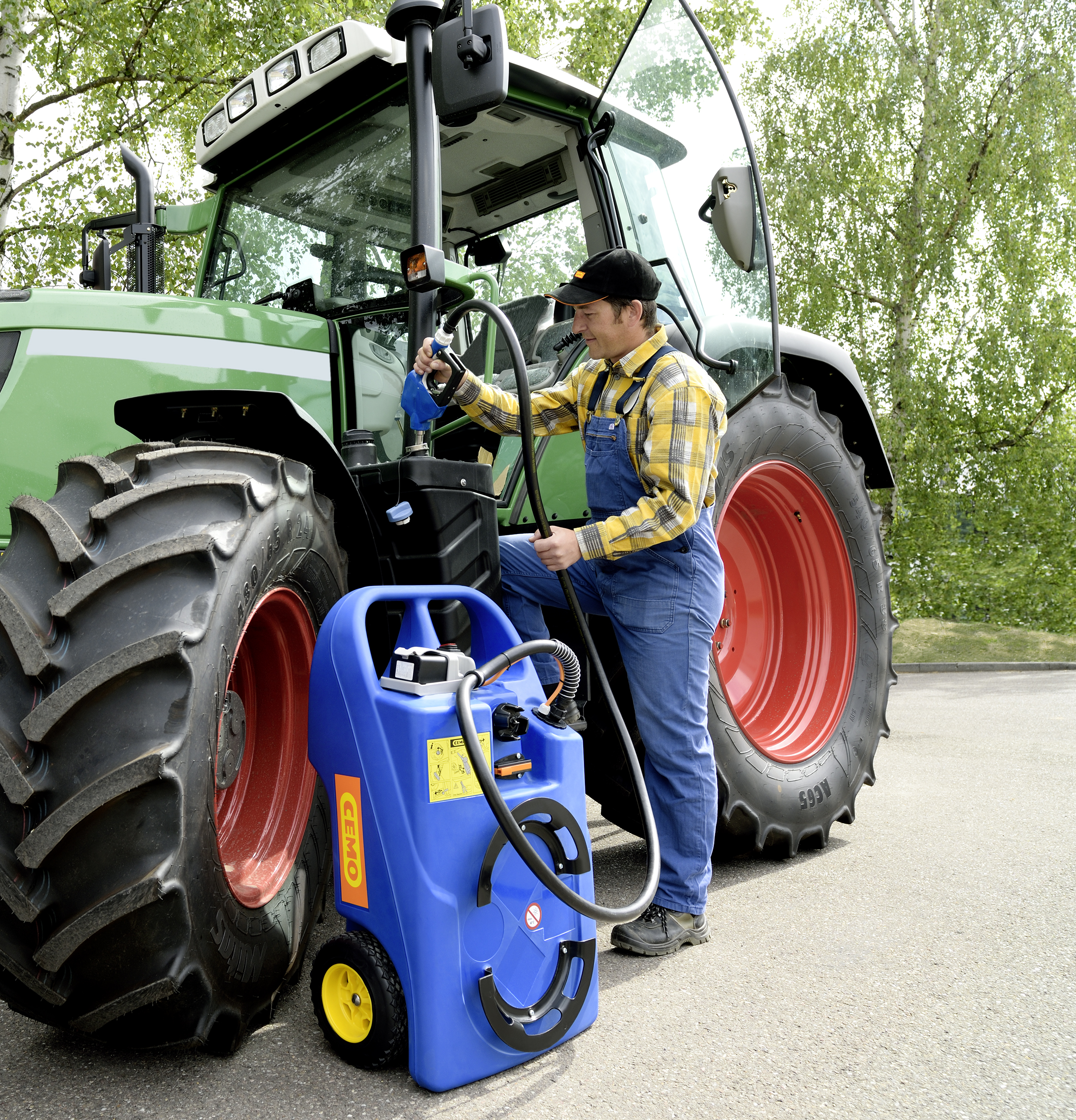 AdBlue k�rry 60 l s�hk�pumpulla ja laturilla 2.9 m letkulla