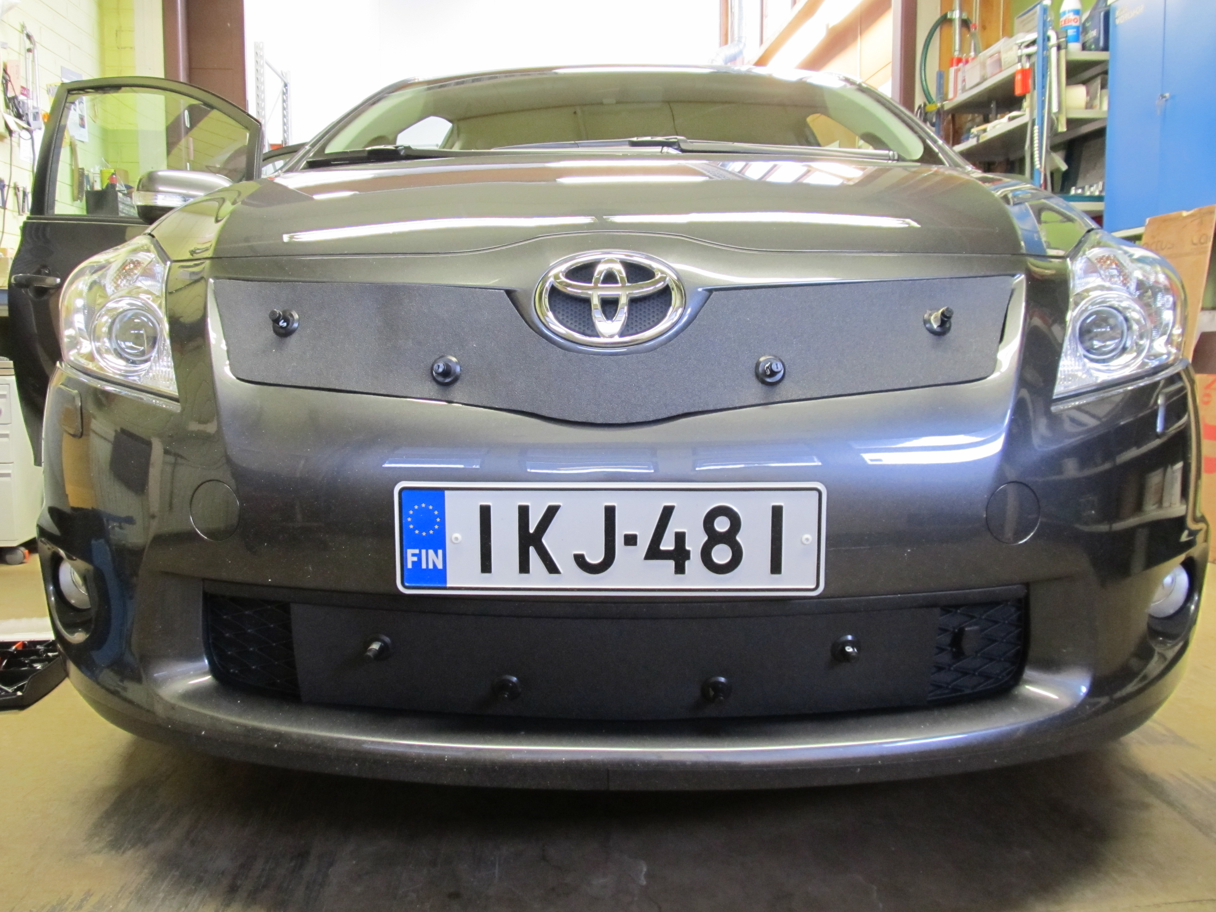 Maskisuoja Toyota Auris 2010-2012
