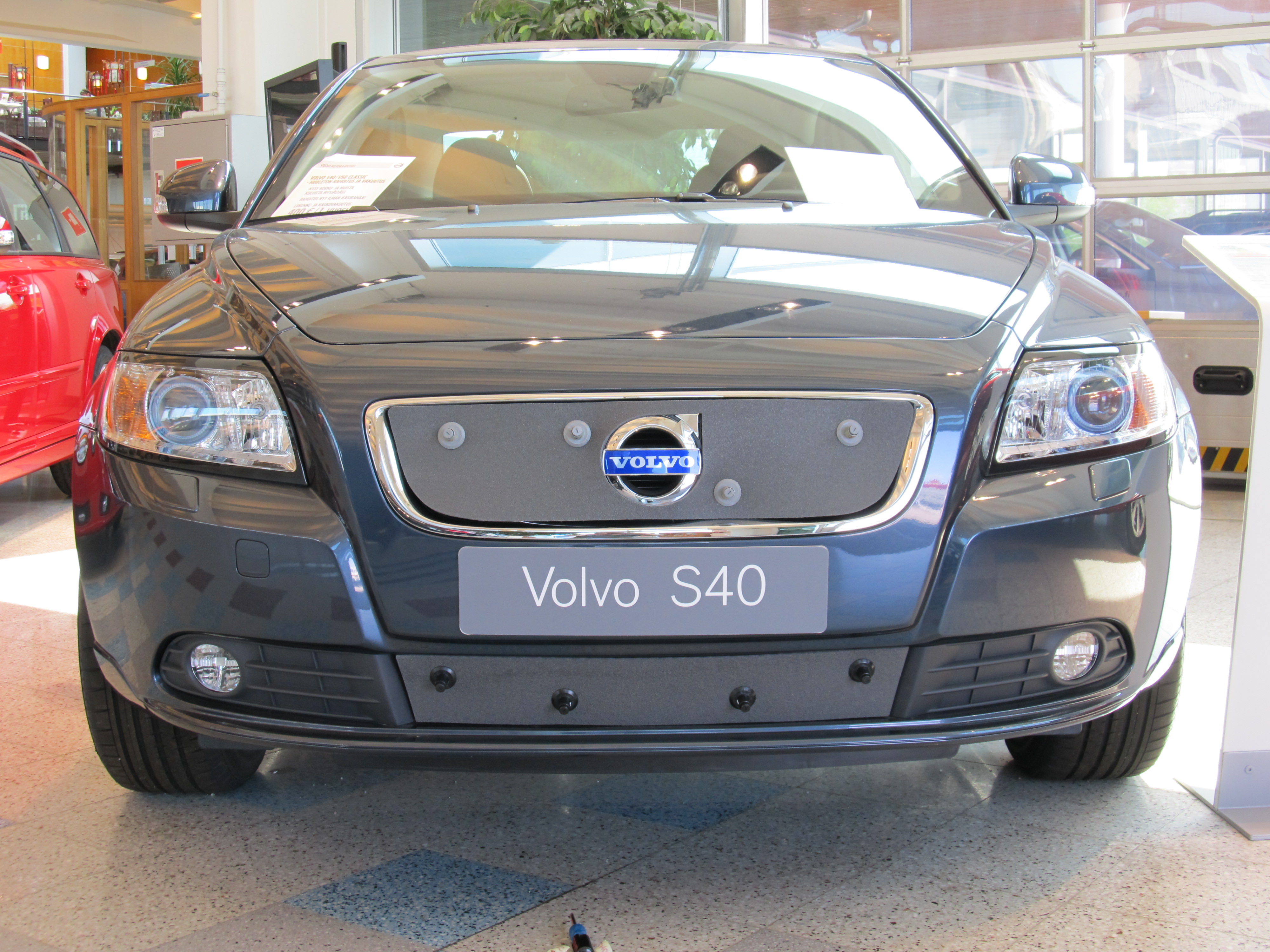 Maskisuoja Volvo S40 2010-2012, tysin avoin sleikk