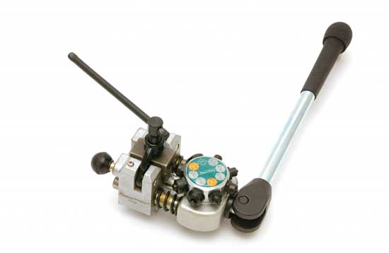 Jarruputken p��tety�kalu, ruuvipenkkiin kiinnitett�v�