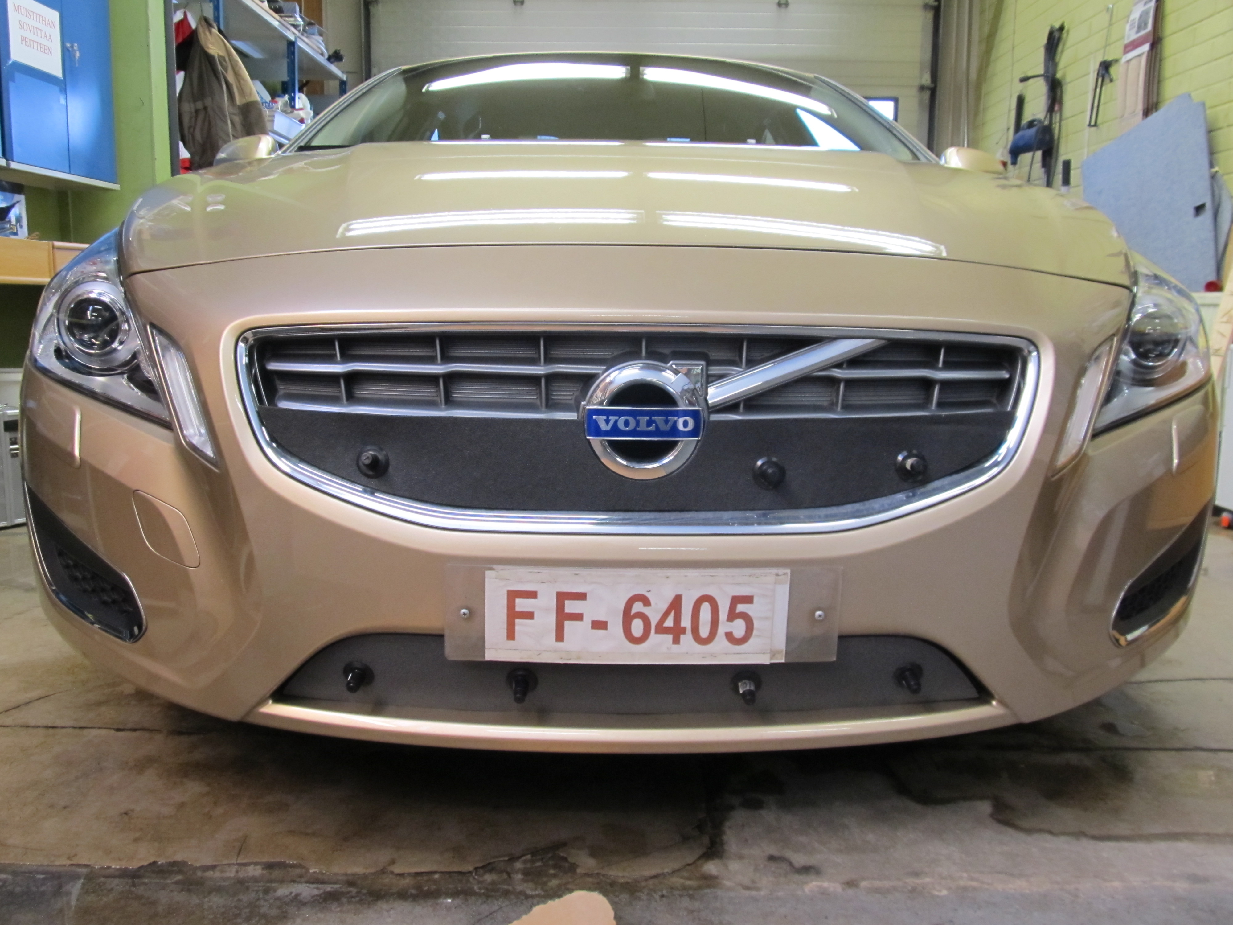 Maskisuoja Volvo S60/V60, osittain umpinainen sleikk