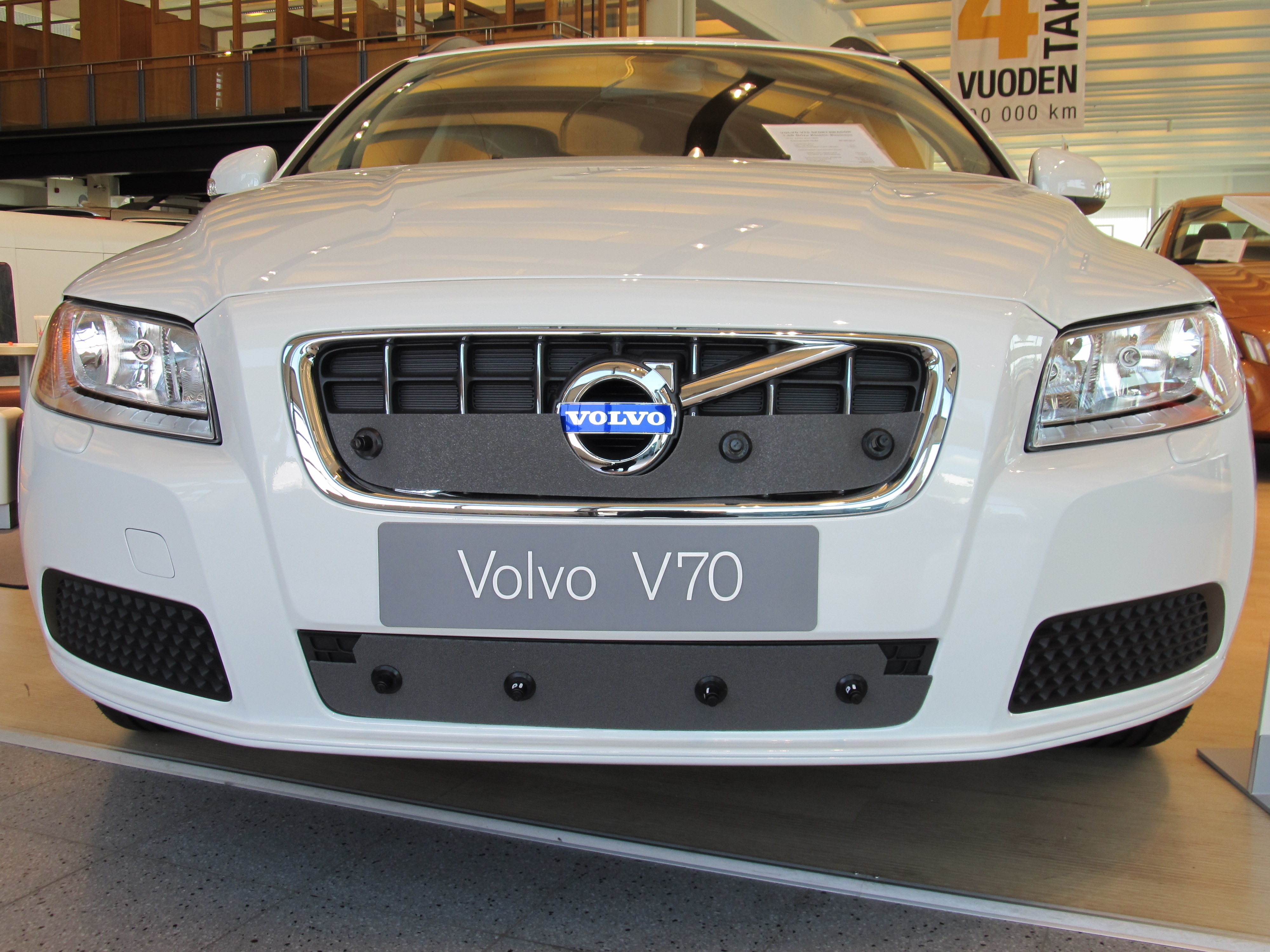Maskisuoja Volvo 2010-2013, osittain umpinainen sleikk